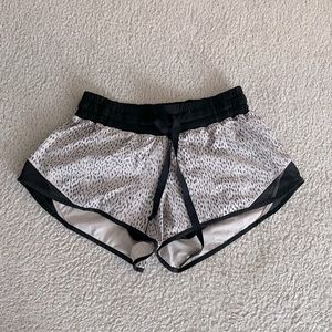 Lululemon hotty hot low rise 2.5 inch